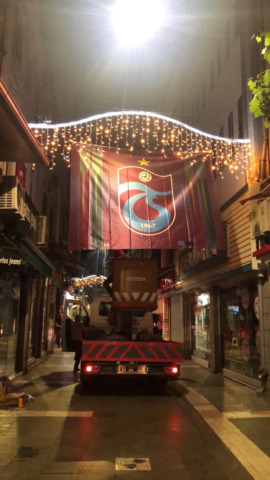 Trabzon'da Trabzonspor bayrakları