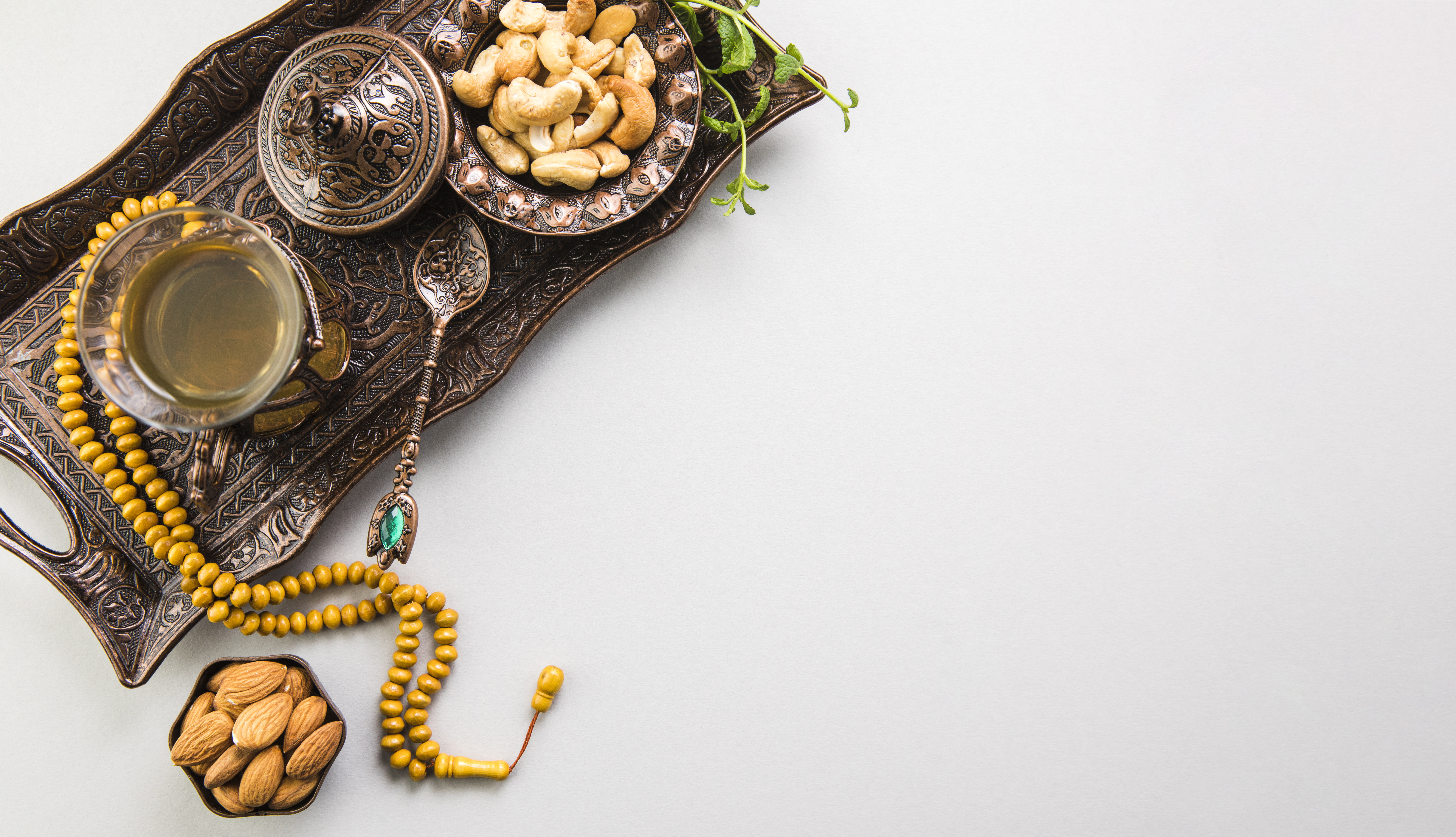 2023-resimli-ramazan-mesajlari-tea-glass-with-nuts-beads-tray